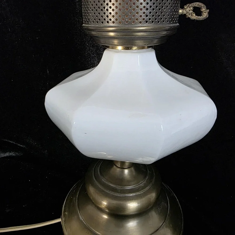 VTG Classic Milk Glass Gone With The Wind Hurricane Parlor‎ Lamp 20